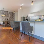 Exklusive Stadtvilla-190Qm- Parkplatz- 3Schlafzimmer- 2 Baeder- Netflix- Waschmaschine- 4 Etagen-Naehe Theater