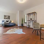 Exklusive Stadtvilla-190Qm- Parkplatz- 3Schlafzimmer- 2 Baeder- Netflix- Waschmaschine- 4 Etagen-Naehe Theater