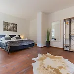 Exklusive Stadtvilla-190Qm- Parkplatz- 3Schlafzimmer- 2 Baeder- Netflix- Waschmaschine- 4 Etagen-Naehe Theater