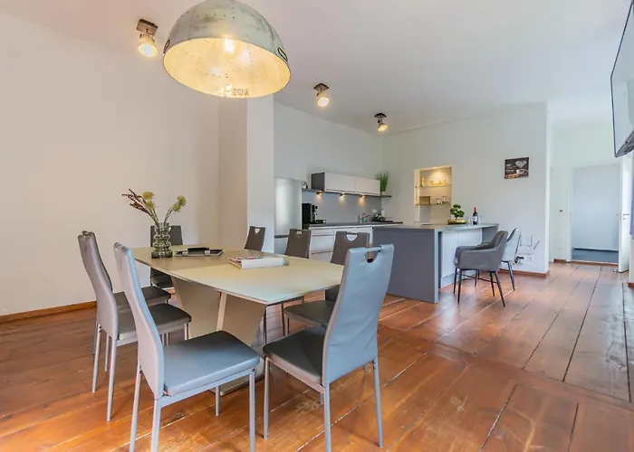 Exklusive Stadtvilla-190Qm- Parkplatz- 3Schlafzimmer- 2 Baeder- Netflix- Waschmaschine- 4 Etagen-Naehe Theater