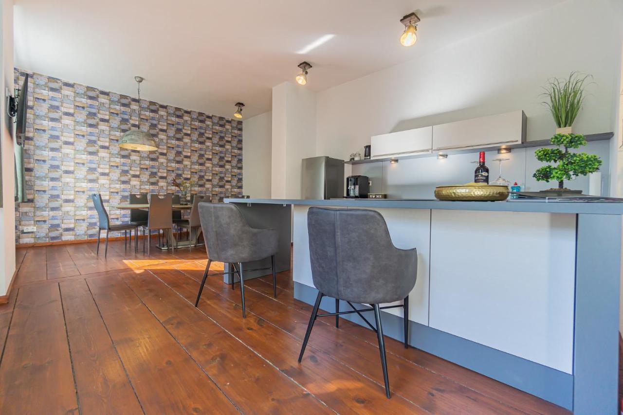 Exklusive Stadtvilla-190qm- Parkplatz- 3schlafzimmer- 2 Bäder- Netflix- Waschmaschine- 4 Etagen-nähe Theater Ferienhaus